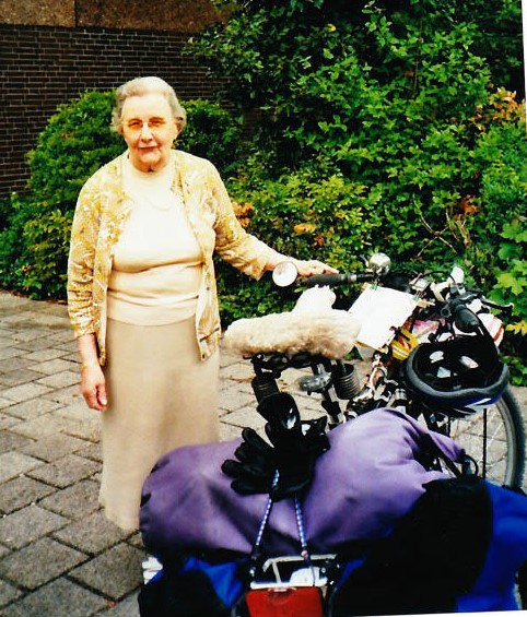 Martha mit Fahrrad 1